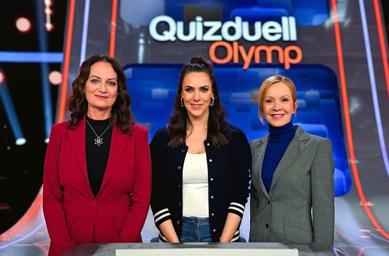 Moderatorin Esther Sedlaczek (M.) mit den Kandidaten des Teams „Kamera“:Natalia Wörner (l.) und Kathja Flint (r.). – Bild: ARD/​ITV Studios