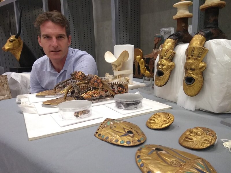 Der Historiker Dan Snow mit einigen der gefunden Goldschätze des Gottkönigs Tutanchamun. – Bild: BR/​Voltage TV/​Jamie Simpson