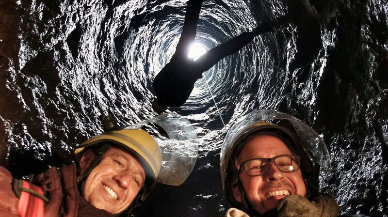 Tobias Kämmerer (links) und Kameramann Lukas Lowack im Brunnen von Schloss Auerbach. – Bild: HR/​Lukas Lowack
