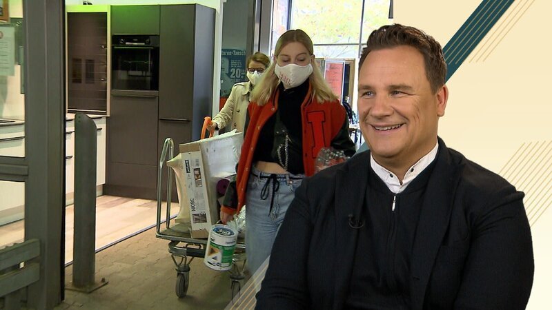 Guido Maria Kretschmer und Kandidatin Judith (l.) mit ihrer Helferin Lotti. – Bild: TVNOW