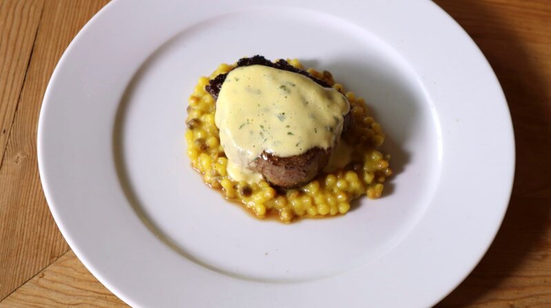 Das Hauptgericht von Hobbykoch, Musiker und Zigarrenliebhaber Jens Tausch aus Amöneburg (Marburg): Rinderfilet auf „Fregola Sarda“ (sardisches Risotto). – Bild: HR