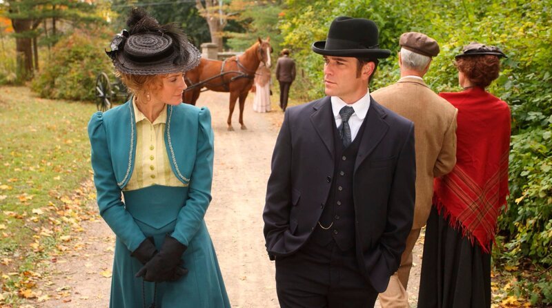 Dr. Ogden (Hélène Joy) und Detective Murdoch (Yannick Bisson) reden über die Veränderung ihrer Karrieren. – Bild: WDR/​Stephen Scott