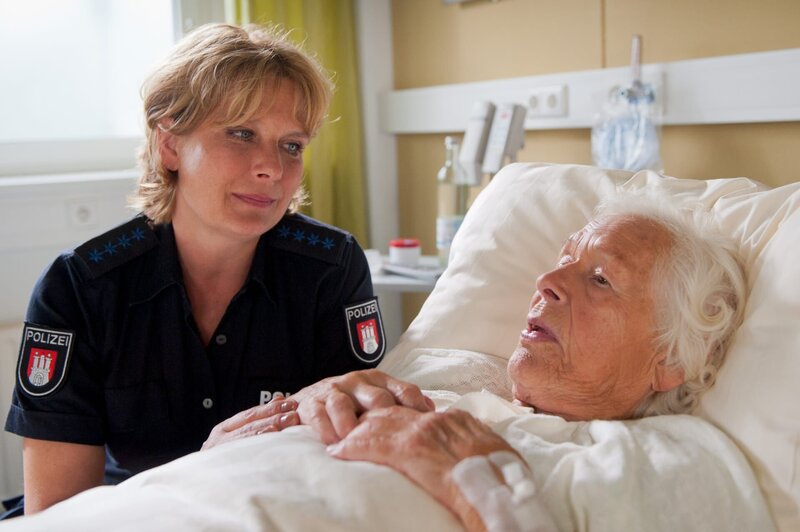 Claudia (Janette Rauch, l.) kennt Elsa (Renate Delfs, r.) seit ihrer Kindheit und will deshalb den Überfall auf die alte Dame umso dringlicher aufklären. – Bild: ZDF/​Boris Laewen, Honorarfrei – nur für diese Sendung bei Nennung ZDF und Boris Laewen