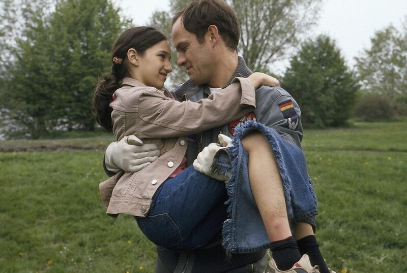 Alex (Matthias Leja) ist überglücklich, dass er seine angehende Stieftochter Jasmin (Jülide Girisken) retten konnte. – Bild: ZDF