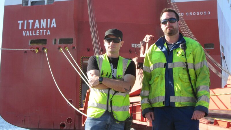 Besatzung neben „Titania“. – Bild: Discovery Channel