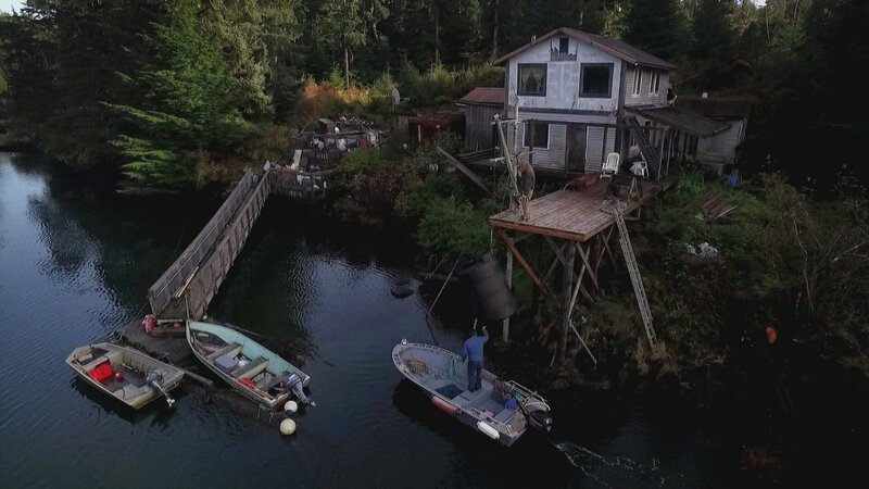 PORT PROTECTION, ALASKA- Sam and his neighbor load a water tank onto Sam’s skiff. (Photo Credit: National Geographic Channels/​ Nick Morrison) – Bild: Copyright © The National Geographic Channel.