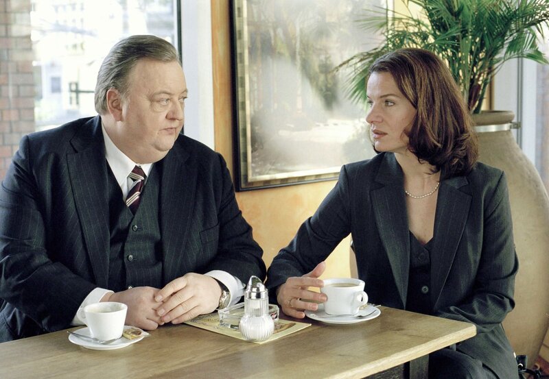 Gregor Ehrenberg (Dieter Pfaff, l. ) zeigt der geschockten Frau Kallweit (Ulrike Knospe, r.) die Fotos, mit denen ihr Mann erpresst wird. – Bild: rbb/​ARD/​Marion von der Mehden