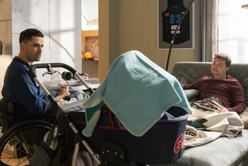 ARD/​MDR IN ALLER FREUNDSCHAFT 1097 , „Bang ums Herz“, am Dienstag (10.06.25) um 21:00 Uhr im ERSTEN. Ab 03.06.2025, 21:00 Uhr in der ARD-Mediathek. Als Ilay Demir (Tan Caglar, li.) vom Sport nach Hause kommt, steht plötzlich ein Kinderwagen in seiner Wohnung und ihm der Angstschweiß auf der Stirn. Kris Haas (Jascha Rust, re.), Ilays Mitbewohner, genießt die Situation, bis er ihn aufklärt, wessen Baby das ist. – Bild: MDR/​Saxonia Media/​Carolin Reschke