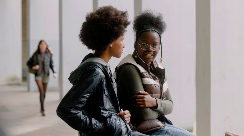 Karla (Jessica Kesse, re.) und Lalo (Addis Amadou, li.) kennen sich seit der Kindheit. – Bild: ARD Degeto/​Jünglinge Film/​Studio /​ ARD Degeto/​Programmplanung und P