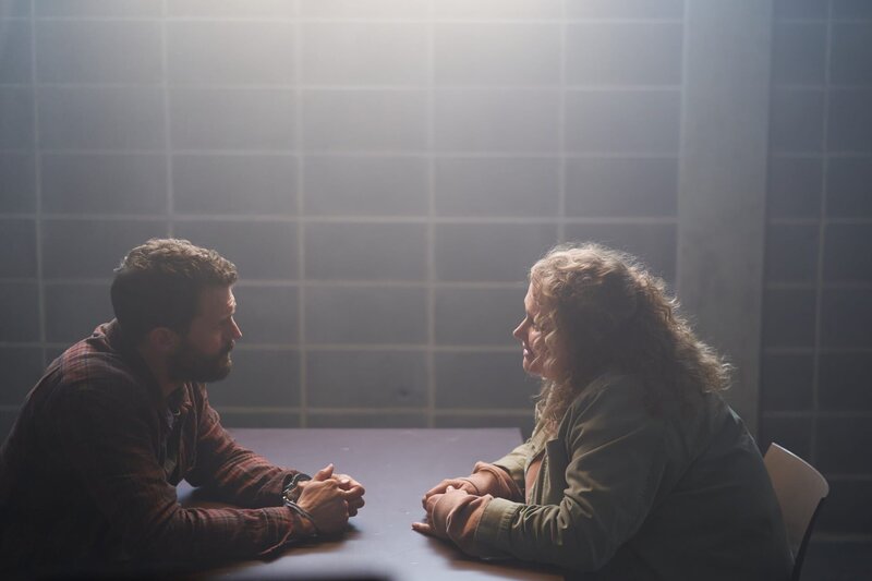 Elliot Stanley (Jamie Dornan) und Helen Chambers (Danielle Macdonald) haben im Gefängnis eine Aussprache. Elliot beteuert seine Unschuld, aber Helen zweifelt. – Bild: Steffan Hill /​ ZDF
