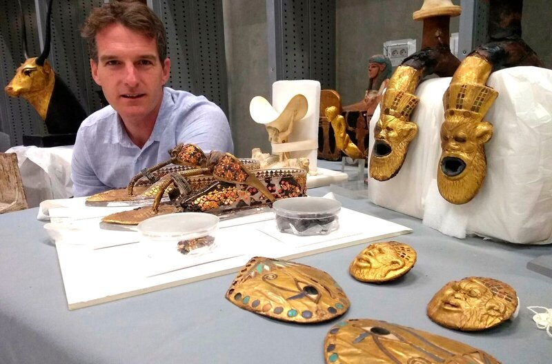 Der Historiker Dan Snow mit einigen der gefunden Goldschätze des Gottkönigs Tutanchamun. – Bild: phoenix/​BR/​Voltage TV
