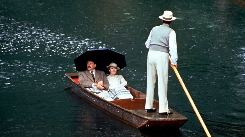 Chief Inspector Japp (Hugh Fraser, l) und Miss Lemon (Pauline Moran) – Bild: WDR/​ITV plc/​Granada International