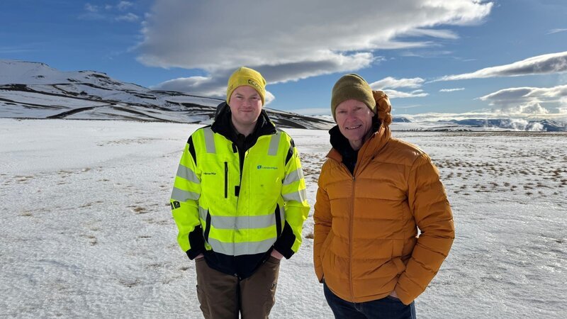 Auf Island soll der Vulkan Krafla angebohrt werden. Ingolf Baur, r. – Bild: Florian Kössl /​ ZDF