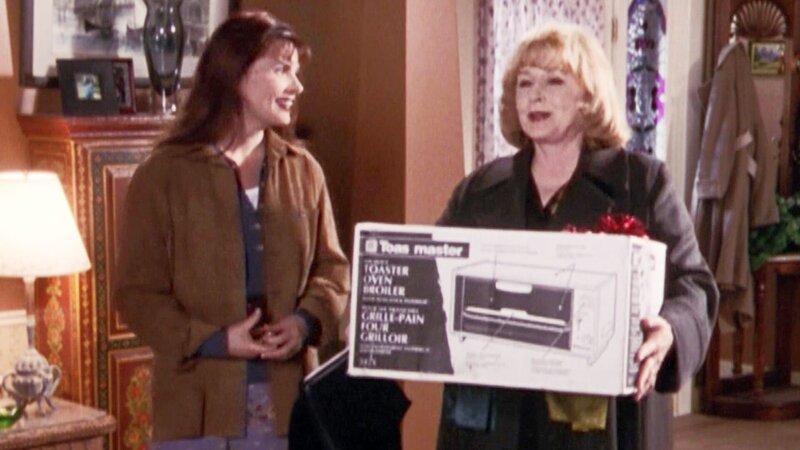 Monica (Roma Downey), Annie Doyle (Piper Laurie) (v.l.)  Verwendung nur in Verbindung mit Programmpromotion und Programmpresse. Jede andere Nutzun ist streng verboten. – Bild: CBS Studios International ALL RIGHTS RESERVED