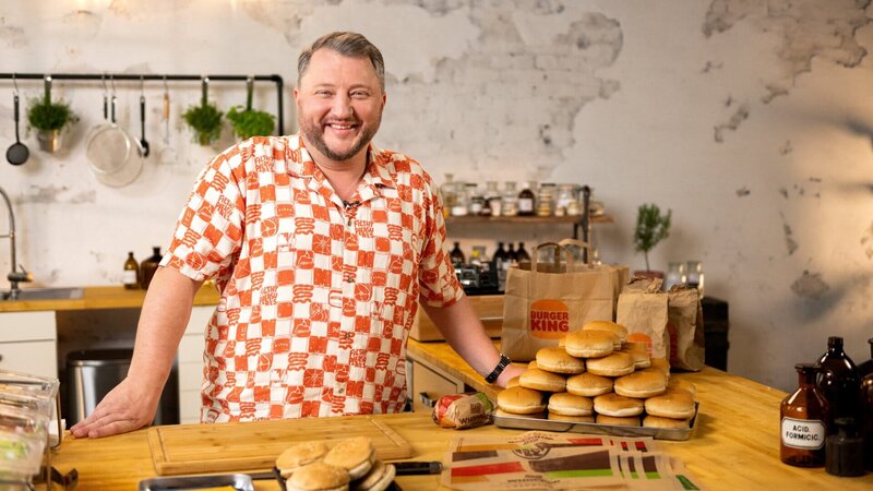 Große Burger über offener Flamme gegrillt – das ist das zentrale Versprechen von Burger King. Produktentwickler Sebastian Lege sieht sich die berühmte Grillmaschine von Burger King genauer an. – Bild: ZDF