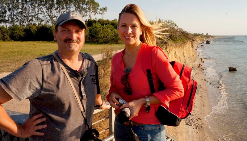 Moderatorin Andrea Grießmann mit Fotograf Frank Burger (links) an der Steilküste von Ahrenshoop. – Bild: Linda Windmann /​ WDR
