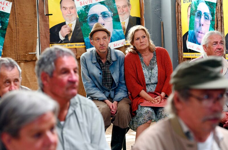 Adsche (Peter Heinrich Brix) und Ylvie (Suzanne von Brorsody) folgen der Auszählung gebannt. Für Adsche hängt viel vom Ergebnis ab. – Bild: NDR/​Nicolas Maack