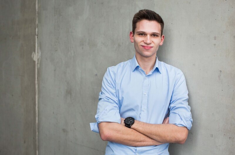 Fabian Köster lächelt in die Kamera. – Bild: Fabian Stuertz /​ ZDF und Fabian Stuertz