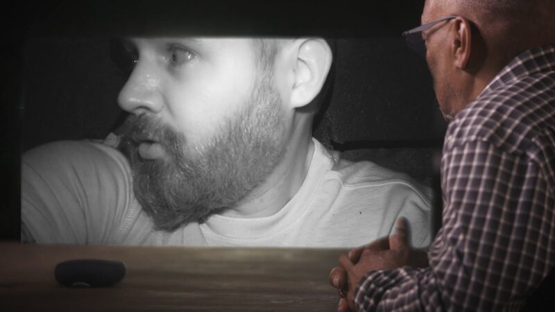 Dave Schrader watches the video. – Bild: TLC