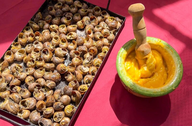 Eine spanische Delikatesse: In Lérida kauft Teresa Schnecken regionaler Herkunft und serviert diese mit selbst gemachter Aioli. – Bild: Elephant Doc