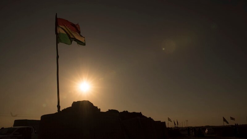 Mosul, Iraq – A Peshmerga flag in the sun – Bild: National Geographic/​Brian Lovett
