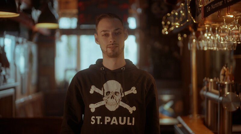 Früher Straftäter, heute Wirt auf St. Pauli: Christian Brauns ist stolz, dass er seine kriminelle Vergangenheit hinter sich gelassen hat. – Bild: NDR/​Sven Wettengel