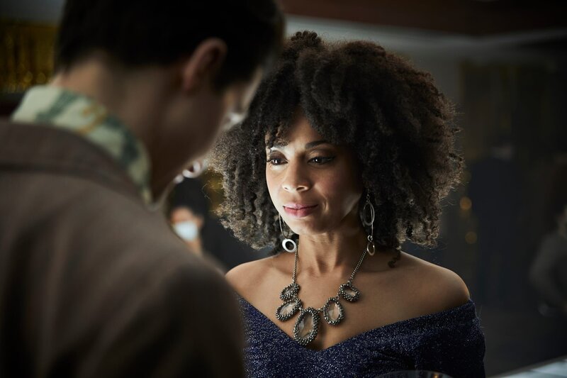 Cecily Fenner (Eleanor Fanyinka) hat ein anzügliches Verhalten. Ihren Ehemann scheint dies nicht zu stören. – Bild: ZDF