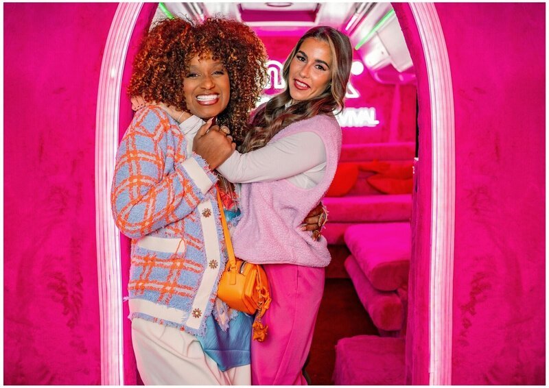 Daisy Dee (l.) und Sarah Engels +++ Die Verwendung des sendungsbezogenen Materials ist nur mit dem Hinweis und Verlinkung auf RTL+ gestattet. – Bild: RTL /​ Claudius Holzmann /​ Folge 206