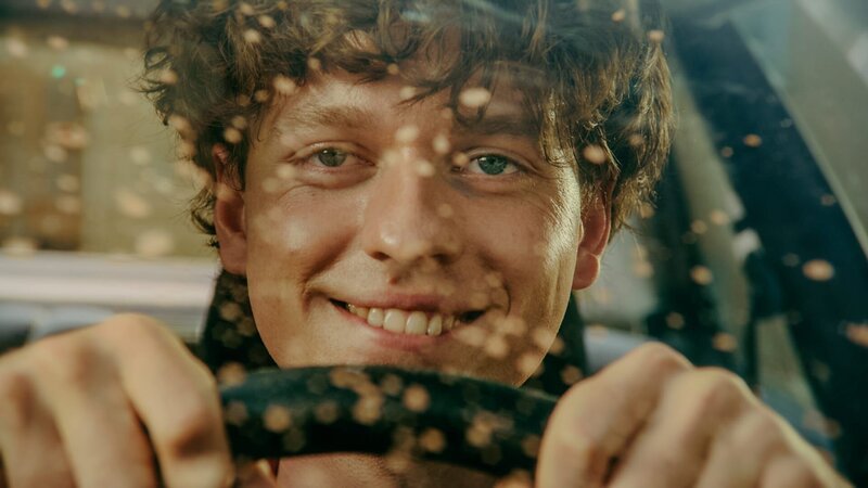 Carlo Brenner hat von Gunnar ein Auto bekommen – und genießt sichtlich seine erste Ausfahrt. – Bild: ZDF