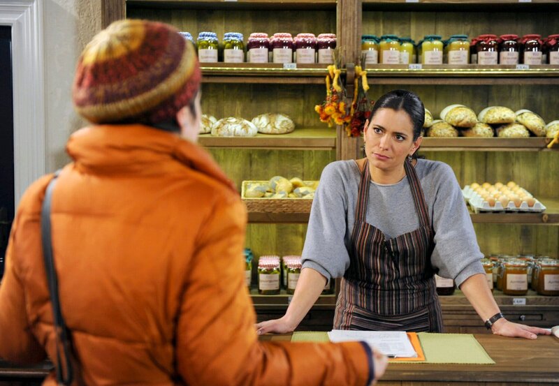 ARD ROTE ROSEN FOLGE 1440, am Dienstag um 14:10 Uhr im ERSTEN. Vera (Sandra Speichert, r.) erkennt getroffen, dass Jans schamlose Aktion schon Auswirkungen auf ihren Umsatz hat (mit Alexandra Horn, l.). – Bild: ARD/​Nicole Manthey