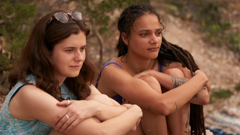Während eines ruhigen Momentes am Strand sprechen Frances (Alison Oliver, l.) und Bobbi (Sasha Lane, r.) über ihre Gefühle. Dabei erfährt Frances etwas, mit dem sie nicht gerechnet hätte. – Bild: ZDF und Enda Bowe./​Enda Bowe