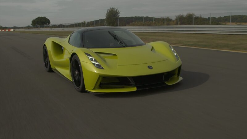 Die Evija fährt auf der Strecke. – Bild: Cry Havoc Productions, Inc.