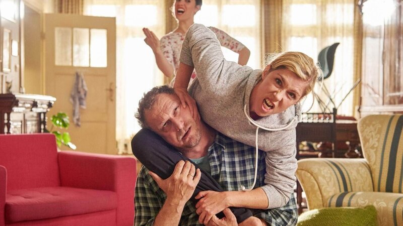 Ein schockierender Angriff auf eine Frau bringt Conny (Brigitte Zeh, r.) dazu, etwas für ihre Selbstverteidigung zu tun. Magda (Verena Altenberger) hat ein umfangreiches Repertoire an Tricks und Griffen, um übergriffigen alten Männern (und Frauen) das Handwerk zu legen. Tobi (Matthias Komm) muss für ein paar Übungen herhalten. – Bild: RTL /​ Reiner Bajo