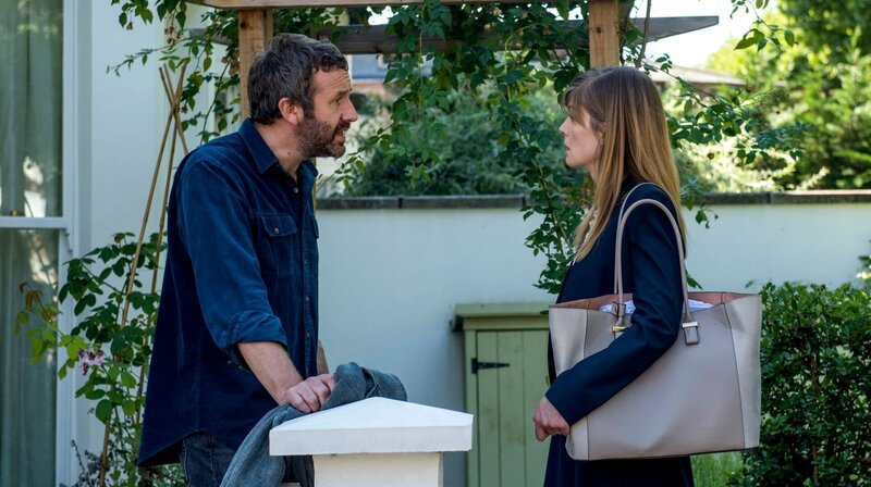 Das Ehepaar Louise (Rosamund Pike) und Tom (Chris O’Dowd) quält sich durch die Paartherapie. – Bild: Confession TV Limited (2018)/​Parisatag Hizadeh