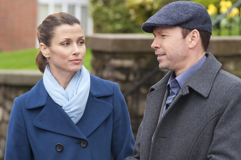 Schwelgen in Erinnerungen an ihre Kindheit: Danny (Donnie Wahlberg, r.) und Erin Reagan-Boyle (Bridget Moynahan, l.) – Bild: 2010 CBS Broadcasting Inc. All Rights Reserved. Lizenzbild frei