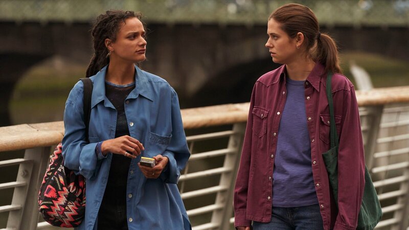 Nach dem, was in Kroatien vorgefallen ist, ringt sich Frances (Alison Oliver, r.) endlich zu einem Treffen mit Bobbi (Sasha Lane, l.) durch. Dabei hat Frances ihr etwas Wichtiges zu sagen. – Bild: ZDF und Enda Bowe./​Enda Bowe