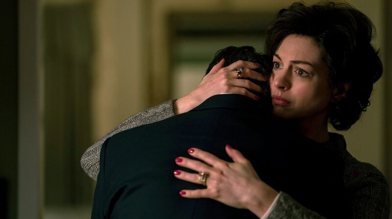 Sarah Barlage Bilott (Anne Hathaway, r.) – Bild: ARD Degeto/Focus Features LLC and Storyteller Distribution Co., LLC. Sarah Barlage Bilott (Anne Hathaway, r.) – Bild: ARD Degeto/Focus Features LLC and Storyteller Distribution Co., LLC.