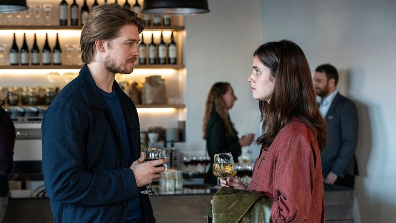 Nach dem Kuss auf der Party wissen Frances (Alison Oliver) und Nick (Joe Alwyn) nicht, wo sie stehen. Das Wiedersehen fühlt sich für beide zunächst schräg an, doch das ändert sich schnell. – Bild: ZDF und Enda Bowe./​Enda Bowe