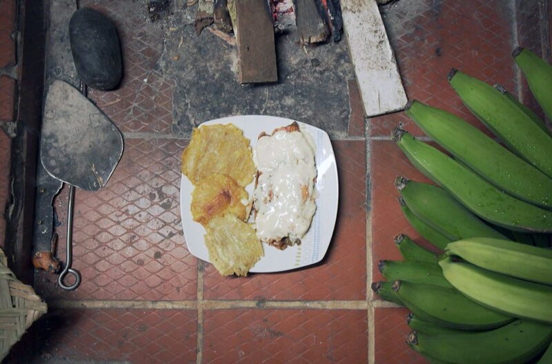 Kräuter, Knoblauch und Kurkuma: In Salento zaubert Mary Sol aus einer frischen Regenbogenforelle ein leckeres Mittagessen. – Bild: Elephant Doc