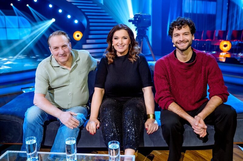 v.li.: Robert Palfrader, Barbara Karlich, Aaron Karl. – Bild: ORF/​Roman Zach-Kiesling