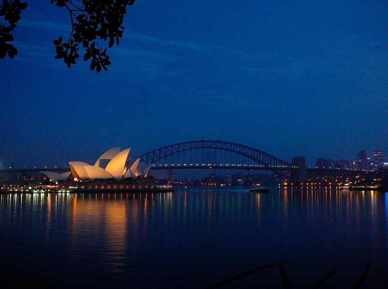 Blick auf das Opernhaus von Sydney, im Hintergrund die Harbour Bridge, am frühen Morgen. – Bild: ZDF und SWR/​Werner Meyer