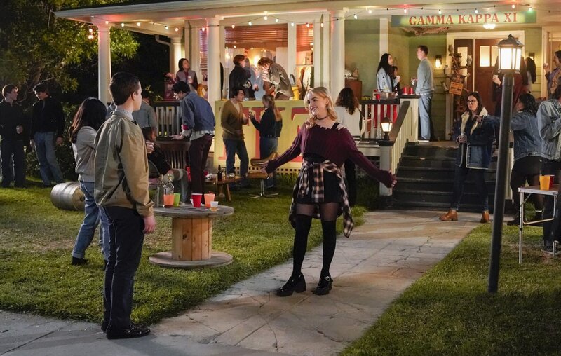 Sheldon Cooper (Ian Armitage, vorne l.); Paige Swanson (Mckenna Grace, vorne r.) – Bild: Warner Bros. Entertainment Inc.