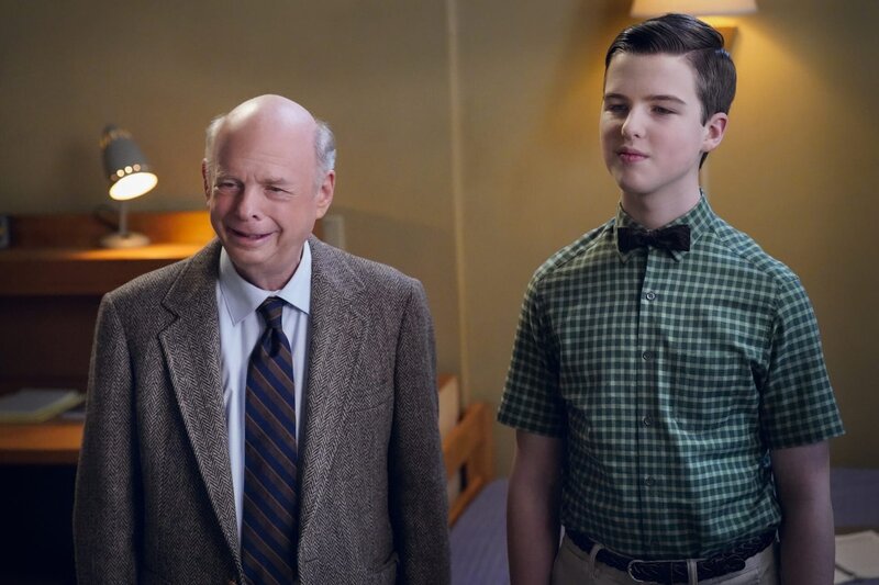Dr. Sturgis (Wallace Shawn, l.); Sheldon Cooper (Iain Armitage, r.) – Bild: Warner Bros. Entertainment Inc. /​ Robert Voets