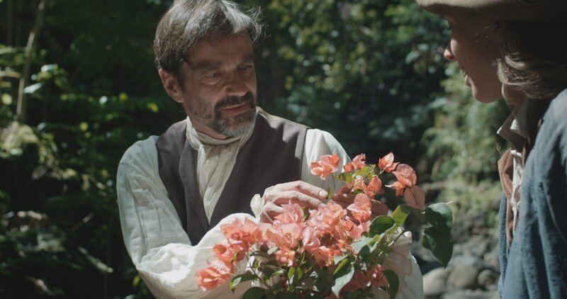 Botanische Entdeckungen: Philibert Commerson (Bruno Forget) mit der Pflanze Bougainvillea. – Bild: ZDF/​Philipp Grieß