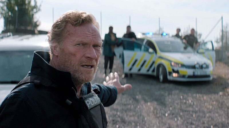 Chefermittler Wisting (Sven Nordin) und sein Team können die Geiselnahme beenden. – Bild: ARD Degeto Film/​Viaplay/​Cinenord