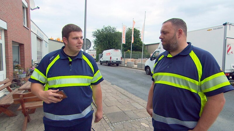 Die Abschleppbrüder: Oliver und Rouven Flörke leiten seit einem Jahr das Familienunternehmen. – Bild: NDR/MFG-Film/Nathalie Siegler Die Abschleppbrüder: Oliver und Rouven Flörke leiten seit einem Jahr das Familienunternehmen. – Bild: NDR/MFG-Film/Nathalie Siegler