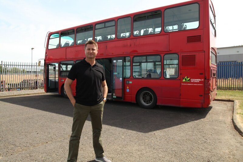 George Clarke und Schulbus – Bild: RTL /​ Plum Pictures Limited