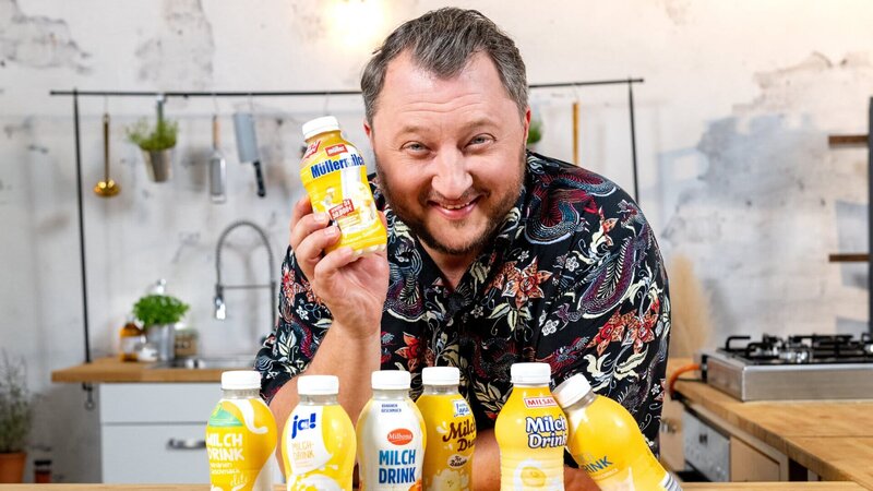 Milchdrinks gibt es in verschiedenen Geschmacksrichtungen. Sebastian Lege nimmt Bananenmilchdrinks unter die Lupe und geht der Frage nach: Wie viel Banane steckt wirklich in der Flasche? – Bild: ZDF