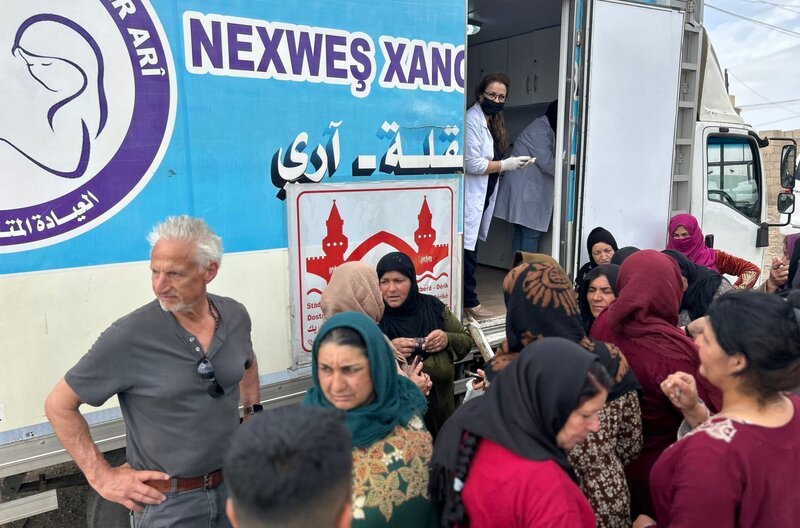 Arzt Michael Wilk besucht die Mobile Klinik, die von der Stiftung der Freien Frau in Syrien (WJAS) im Umland von Dêrik betrieben wird. Finanziert wird das Leuchtturmprojekt von der Partnerstadt Friedrichsheim-Kreuzberg. – Bild: SWR/​Matthias Ebert
