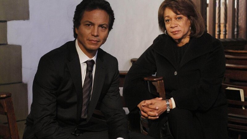 Wiedersehen unter traurigen Umständen: Lt. Anita Van Buren (S. Epatha Merkerson) kondoliert Detective Rey Curtis (Benjamin Bratt), der nach New York zurückgekehrt ist, um hier seine Frau zu beerdigen. – Bild: TVNOW /​ NBC